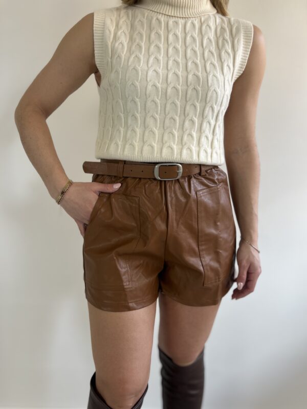 SHORT SIMIL PELLE CON CINTURA CUOIO