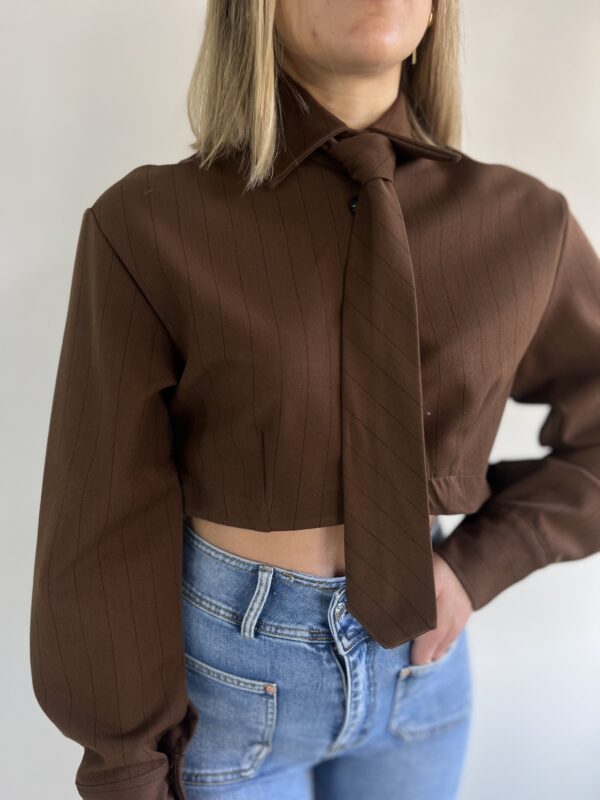 CAMICIA CROP GESSATA CON CRAVATTA